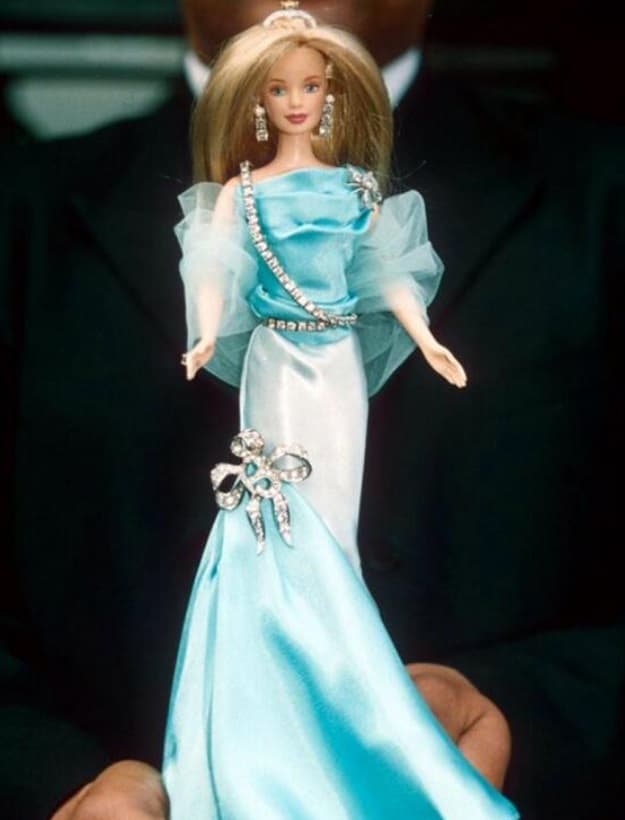 Pero no es cualquier muñequita, pues esta Barbie, que ahora pertenece a la pequeña Blue Ivy, está valuada en tan sólo ¡$80 mil dólares!. Esta joya incluye 160 piedras de diamante e incrustaciones en oro.