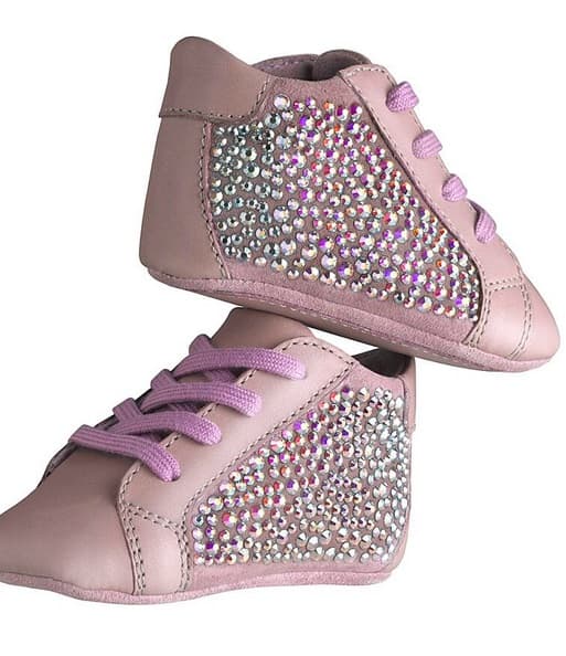 Las llamativas zapatillas están valuadas en $730 mil dólares y fueron diseñadas por Ruthie Davis, como parte de un trabajo exclusivo.