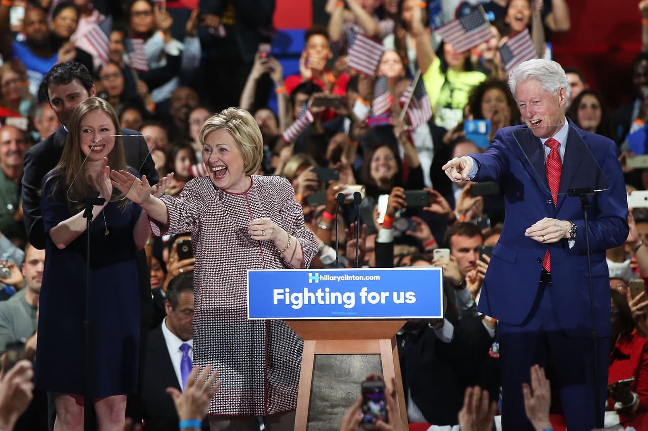 Este martes 19 de abril, la precandidata demócrata pronunció su discurso de victoria junto a su esposo Bill Clinton, expresidente de Estados Unidos, su hija Chelsea y su yerno Marc Mezvinsky .