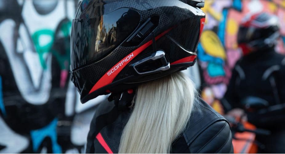 <h3 class="cms-H3-H3"><b>Intercomunicadores de Cardo System </b></h3>
<br>
<br>Aunque están diseñados especialmente para grupos de motociclistas, también pueden ser usados por los entusiastas de carros que salen a correr en la pista los fines de semana. Estos dispositivos se adhieren a los cascos para crear una red de comunicación de hasta 15 personas. Así también, permiten hacer llamadas y transmitir tu música favorita a través de comandos de voz. Si a papá le gustan los gadgets, éste sin duda estará entre sus favoritos.
<br>
<br>
<a href="https://www.cardosystems.com/"><b>Cardo System</b></a>
<b> ($140 - $600)</b>