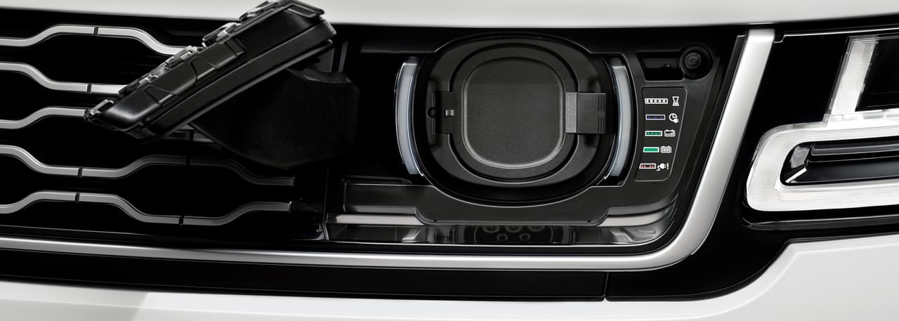 El enchufe para conectar el cargador de la batería está en la parrilla y es prácticamente imperceptible.