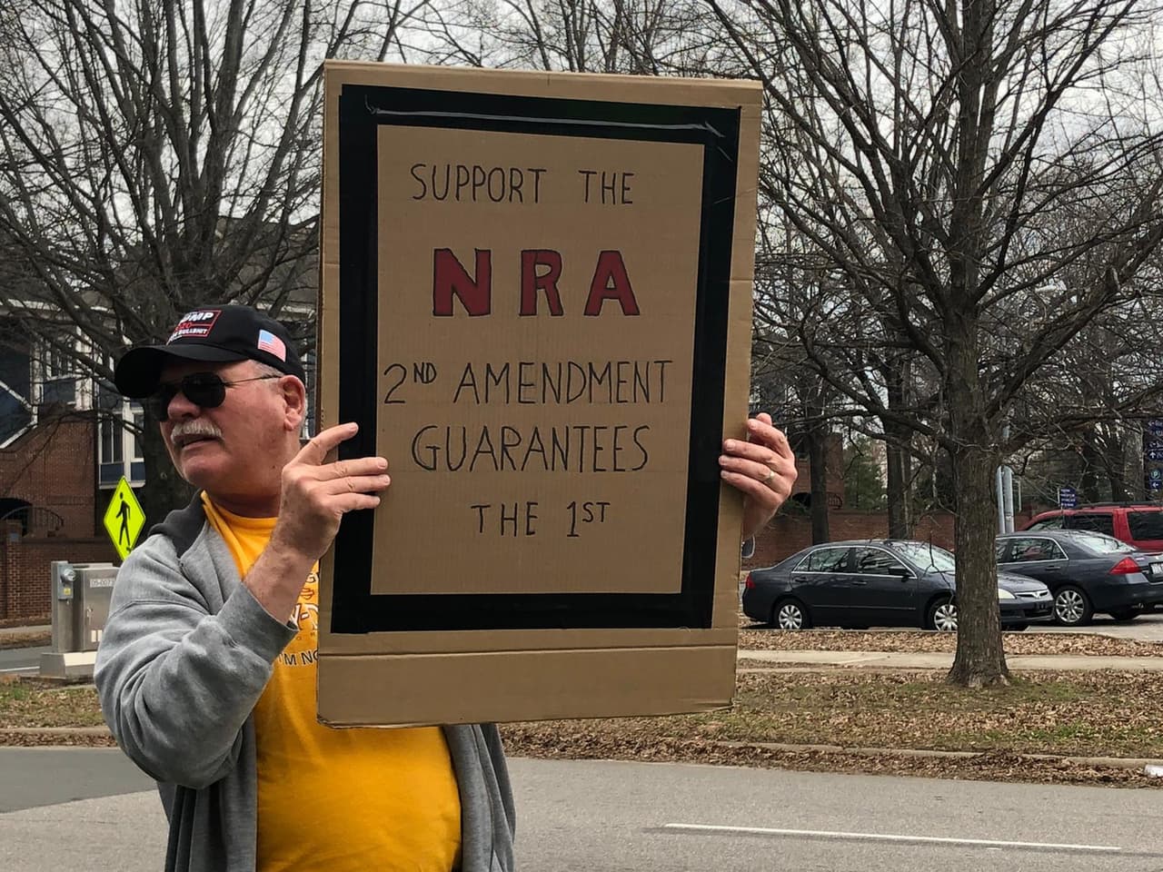 La protesta tornó un tanto tensa cuando seguidores del president Trump acudieron para mostrar su apoyo. Harrison, residente de Carolina del Norte, expresó que Donald Trump ha llevado al país en una “gran dirección.”