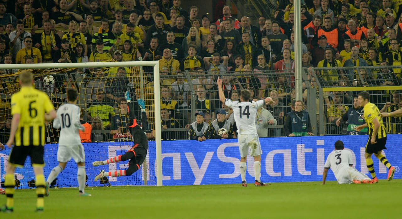 Recibió el balón cargado a la diestra del área grande y definió magistralmente. Con toda autoridad, sacó un potente tiro que terminó en el ángulo superior derecho.
