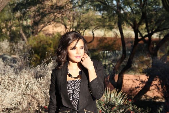 Nuestra representante Gloricely Loug ha llegado muy lejos en Nuestra Belleza Latina 2015. Pero la joven de 19 años podría ser descalificada este fin de semana, dejando sus sueños a medias. Aunque su futuro es incierto, de lo que no hay duda es que a esta arizonense le sobra belleza y talento, como lo muestran esta sesión de fotos en las instalaciones de Univisión Arizona.