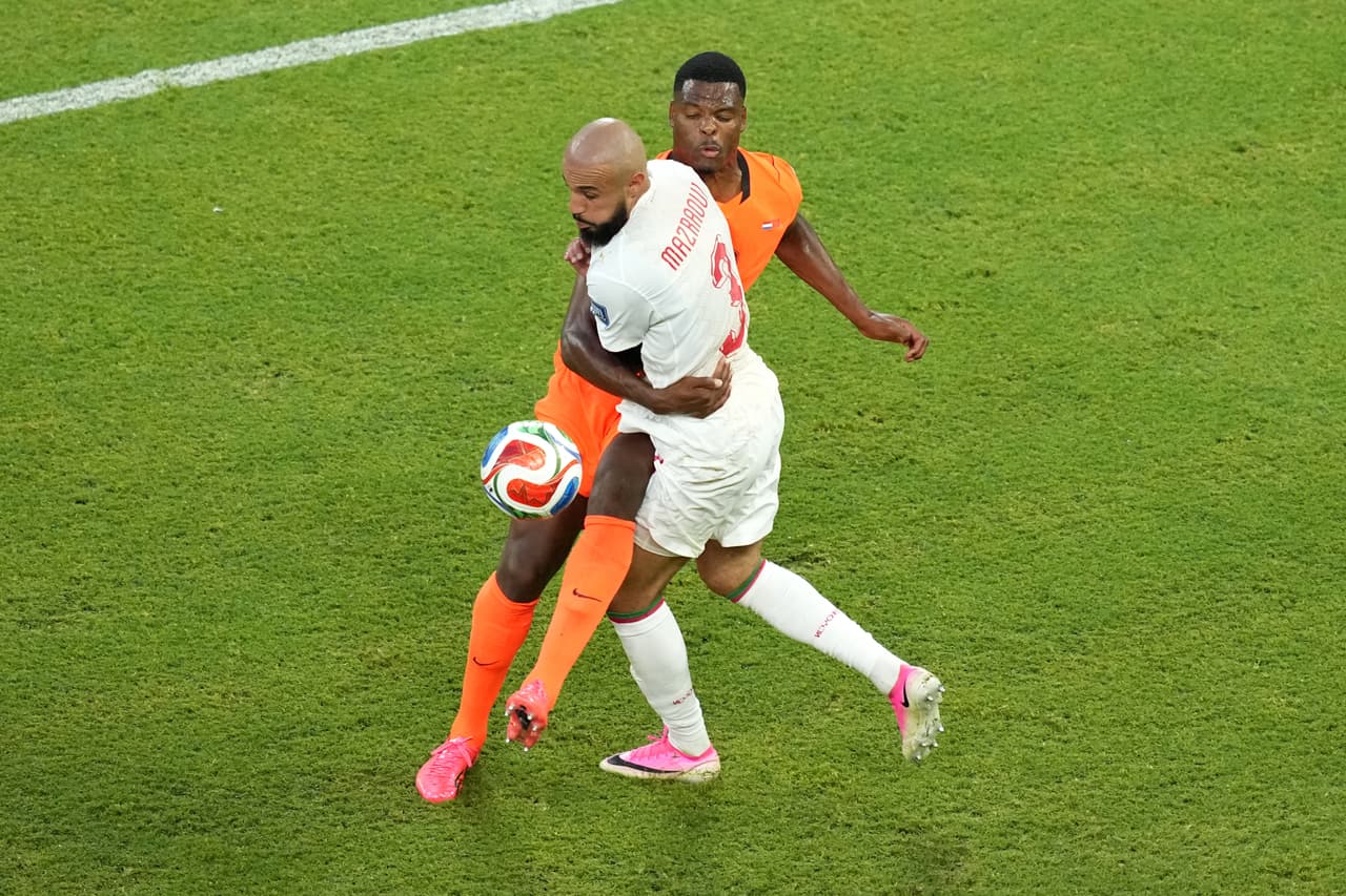 El neerlandés Denzel Dumfries (22) disputa el balón con el marroquí Noussair Mazraoui (3) durante el partido de dieciseisavos de final de la Copa del Mundo entre los Países Bajos y Marruecos en Guadalupe, cerca de Monterrey, México, el lunes 29 de junio de 2026.