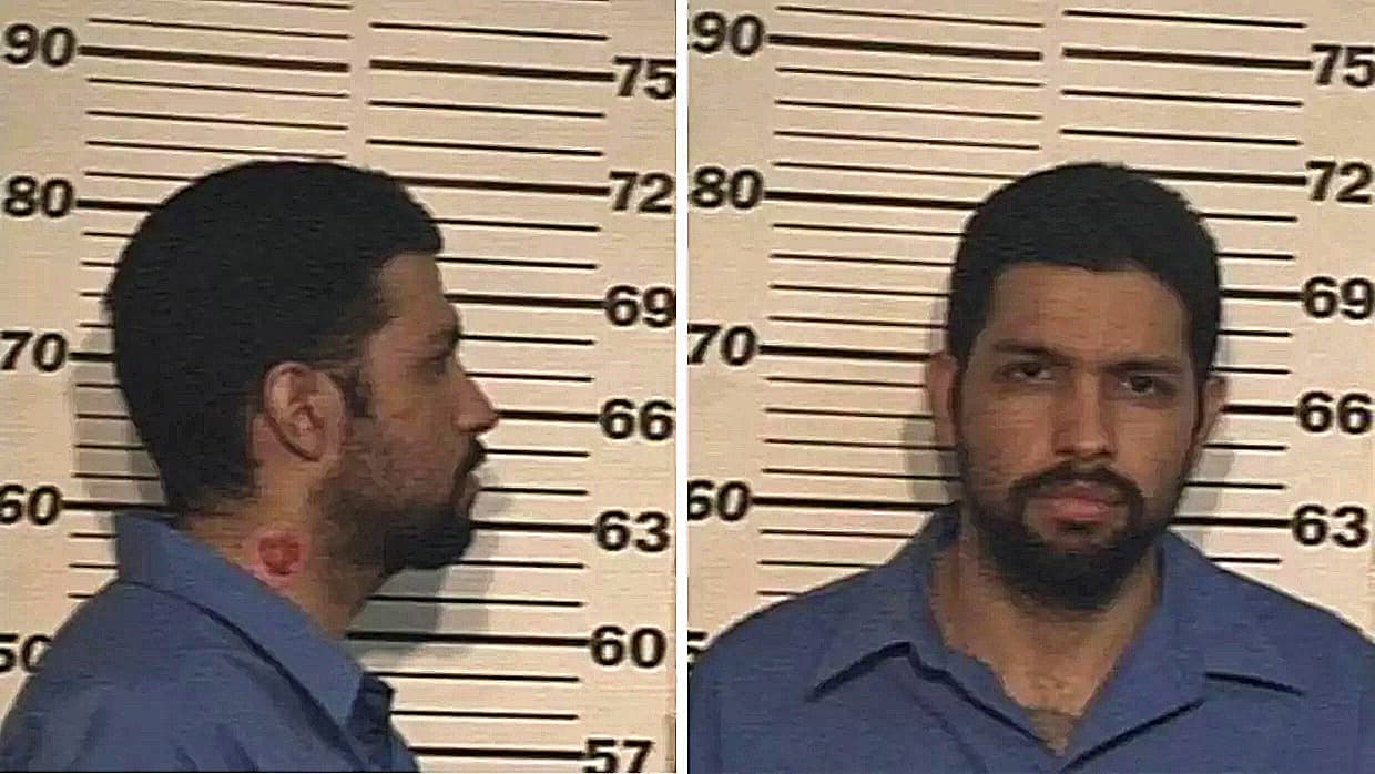 López fue condenado a dos cadenas perpetuas por un asesinato en 2006 y un intento de asesinato en 2007. La recompensa por información que conduzca a su captura fue elevada a $50,000.