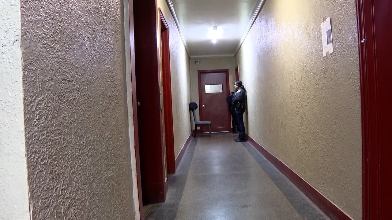 La policía de Nueva York aún se encuentra recabando evidencias en su apartamento.