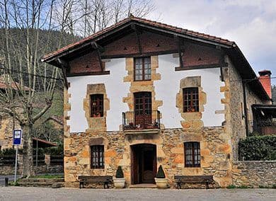 La madre patria también se lleva el lugar 13 con Asador Etxebarri Atxondo.