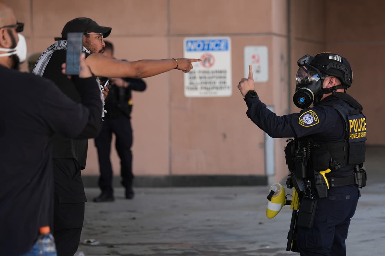 Manifestantes protestan junto a agentes del Servicio de Inmigración y Control de Aduanas de Estados Unidos (ICE) frente al Centro de Detención Metropolitano de Los Ángeles (MDC Los Ángeles) como parte de la campaña nacional "Spring Surge to Melt ICE!" el viernes 13 de febrero de 2026. (Foto AP/Damian Dovarganes)