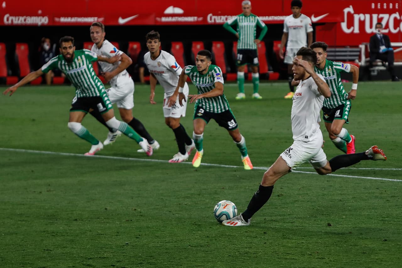 Con goles de Lucas Ocampo y Fernando, el Sevilla tiene el regrso soñado al derrotar 2-0 al Real Betis en el Derbi de Sevilla.