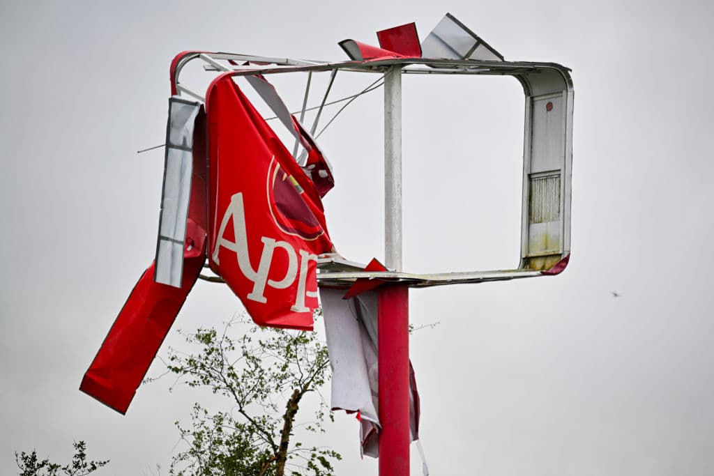 En el caso del restaurante Applebee's de Moncks Corner, solo resultó destruida una de sus vayas publicitarias.