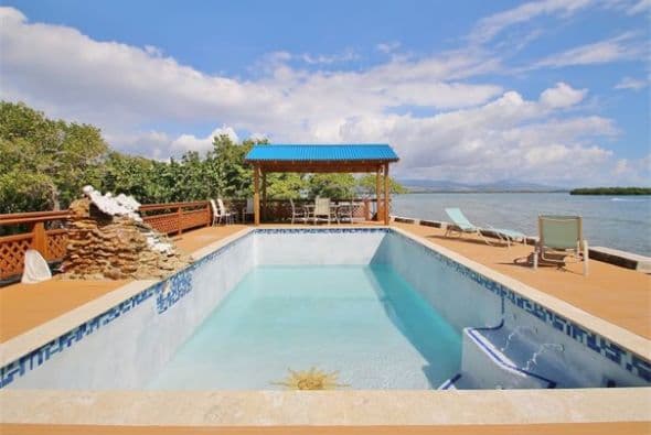 Está a tan solo seis minutos en barco desde el municipio de Salinas. Tiene una sola casa que cuenta con tres habitaciones. La misma funciona solo con energía solar. (Fotos: http://puertoricosothebysrealty.com/)
