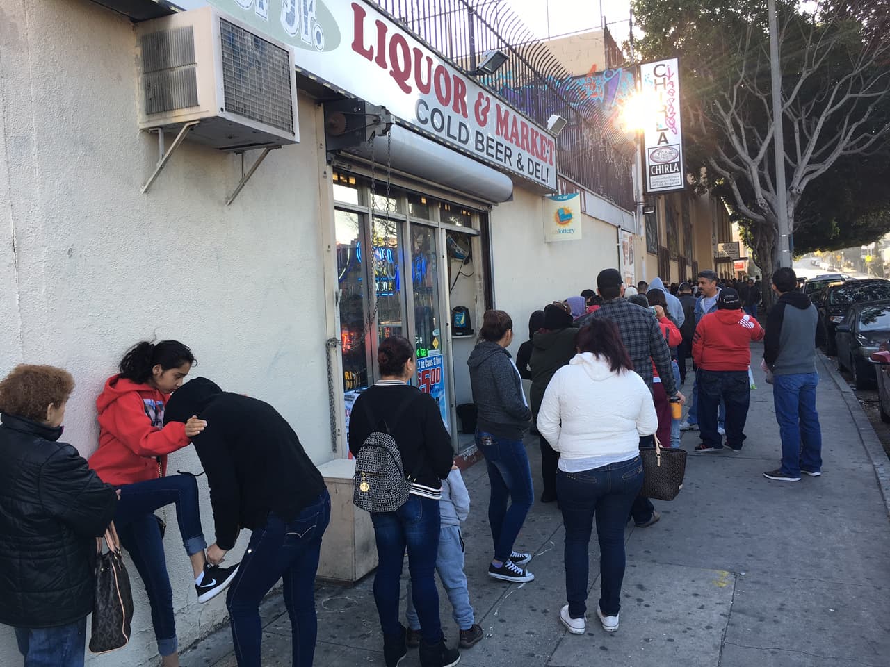 Decenas de personas esperan afuera de las oficinas de la organización proinmigrante CHIRLA, que tres veces por semana ofrece asesoría legal y otros servicios. Fotografía tomada el sábado 25 de febrero de 2017.