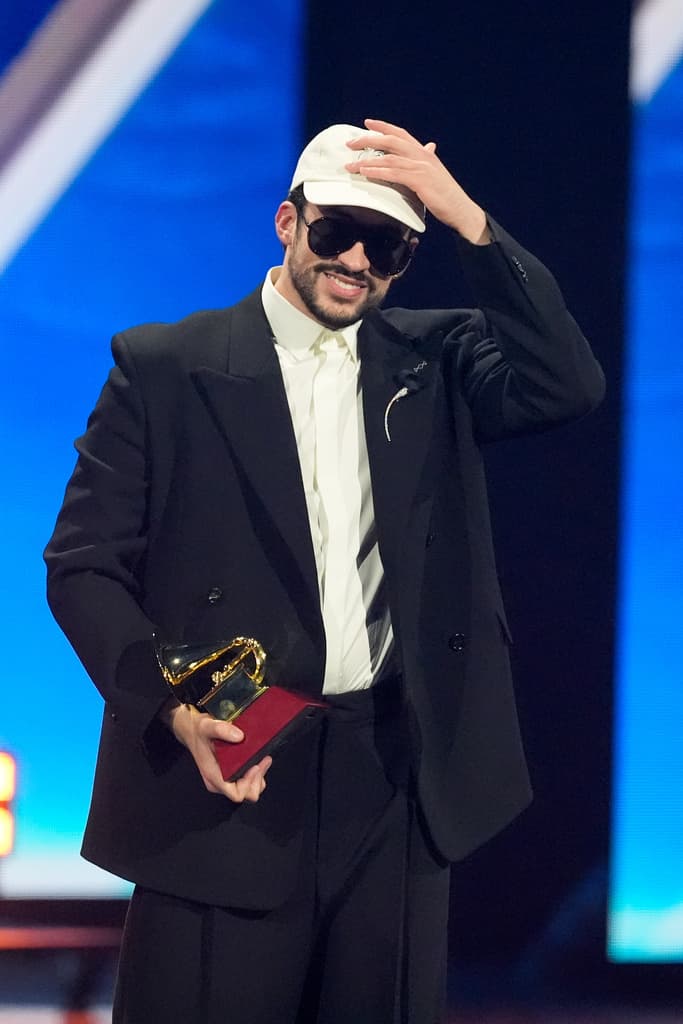 Ganó 5 premios Latin GRAMMY, incluido el de álbum del año, por ''Debí Tirar Más Fotos'.
<br>Anteriormente, ganó 11 premios Billboard; tres Premios Juventud; dos American Music Awards, siete BMI Latin Awards; dos Premio Lo Nuestro, dos Tu Música Urbano y un Los40 Musica Awards.
<br>Tiene 6 nominaciones. a los premios GRAMMY, cuya ceremonia de entrega será el 1 de febrero de 2026.
