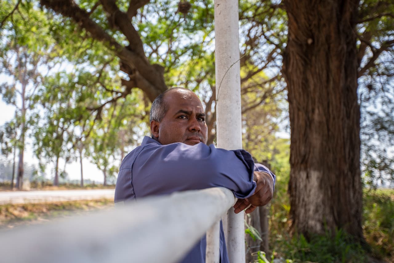 En 2018 
<b>Sebastián Figueroa</b> fue despedido por la azucarera para la que trabajaba en Salta. Cuando estaba casado, Figueroa, de 43 años, sostenía a su esposa y su hija en un barrio donde surgieron de repente cuatro comedores comunitarios donde no había ninguno. Hora que se separó, recibe ayuda de sus tías para pagar por la universidad de su hija de 21 años. Figueroa responsabiliza al gobierno por lo que describe como la explotación de quienes todavía tienen trabajo y la falta de oportunidades para quienes no lo tienen.