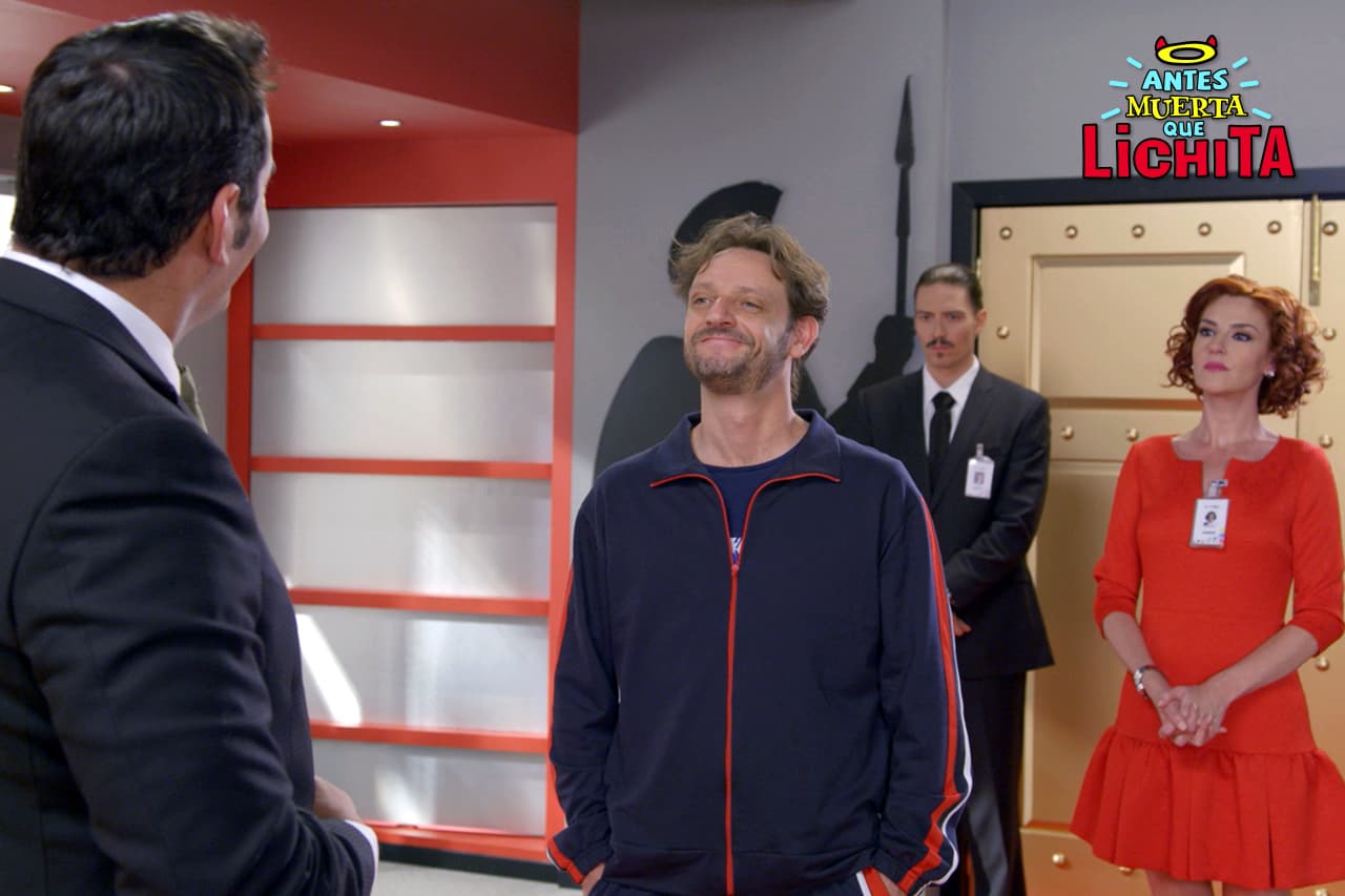 Augusto le propone a Elías regresar a Icónika como asesor creativo.