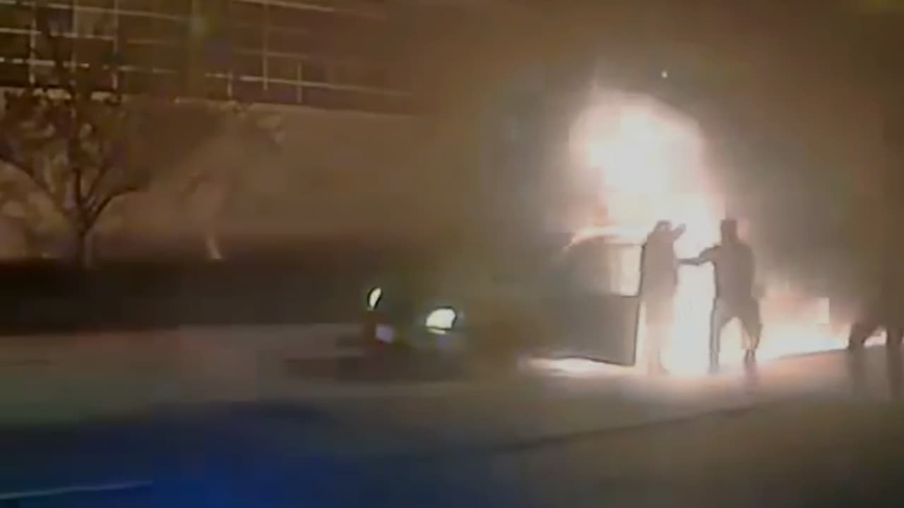 En video: Policía de Kenosha rescata a un hombre de un auto en llamas