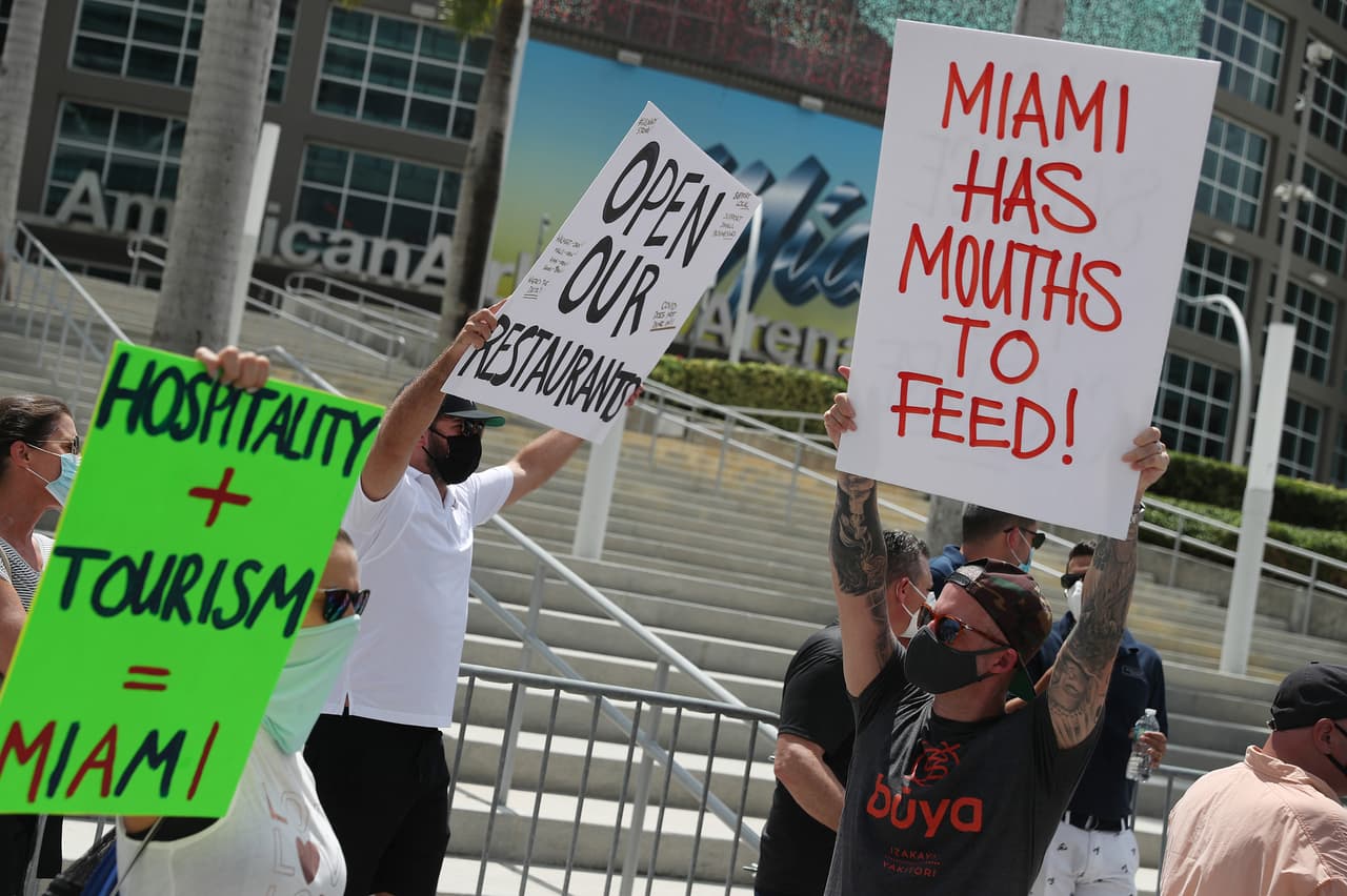 “Me siento indignado, me parece injusto que a 20 minutos (en Broward) están todos los negocios operando, como si nada está pasando”, comentó otro de los dueños de restaurantes presente en la protesta. "Miami tiene bocas que alimentar", decía otra de las pancartas.