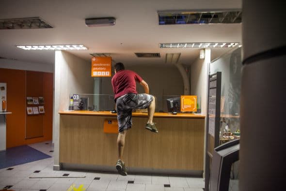 Las protestas terminaron con un enfrentamiento entre la policía y los manifestantes.