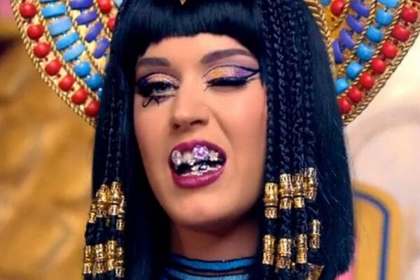 Con razón hay muchas artistas que se quedaron pasmadas al ver su video.