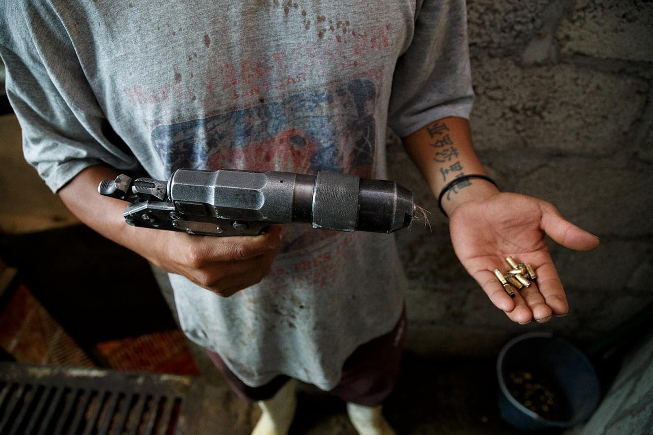 Debido a su bajo costo y fácil funcionamiento, el pistolete de perno cautivo es una de las herramientas más utilizadas. Tehuacán (Puebla), 2014.