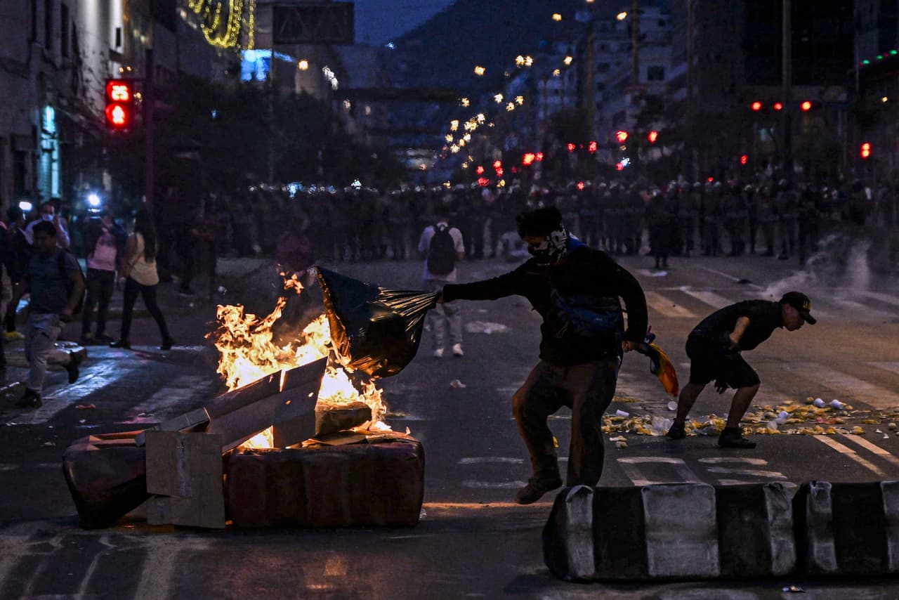 Miles de personas se movilizaron por calles de Cajamarca, Arequipa, Tacna, Andahuaylas, Huancayo, Cusco y Puno, según imágenes difundidas por las televisoras locales. Mientras tanto, gremios agrarios y organizaciones campesinas e indígenas anunciaron un "paro indefinido" a partir del martes, sumándose a los pedidos de cierre del Congreso, adelanto de elecciones y una nueva Constitución, según un comunicado del Frente Agrario y Rural del Perú.