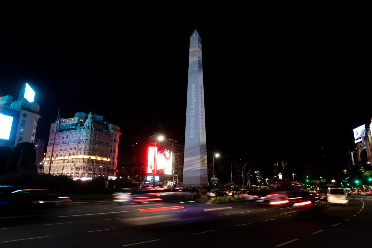 El obelisco de Buenos Aires fue iluminado con una proyección de la bandera argentina y el lema "Malvinas es Argertina" la noche del 1 de abril, cuando se cumplieron 40 años del inicio de la operación militar con la que el entoces gobierno dictatorial del general Leopoldo Galtieri quiso recuperar el archipiélago del Atlántico Sur que Reino Unido controla desde 1833.