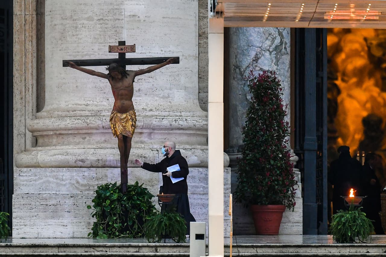 Un sacerdote con una máscara antes de la llegada de Francisco, quien también mencionó a los "padres, madres, abuelos y abuelas, docentes" que enseñan a los niños, "con gestos pequeños y cotidianos, cómo enfrentar y transitar una crisis readaptando rutinas, levantando miradas e impulsando la oración". La Santa Sede confirmó cuatro casos de covid-19 en el pequeño estado independiente al centro de Roma.