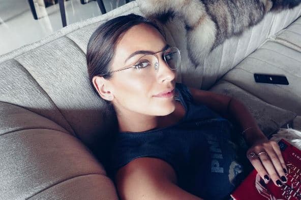 Ana Brenda Contreras, actriz mexicana, sabe muy bien que los lentes le sientan muy bien.