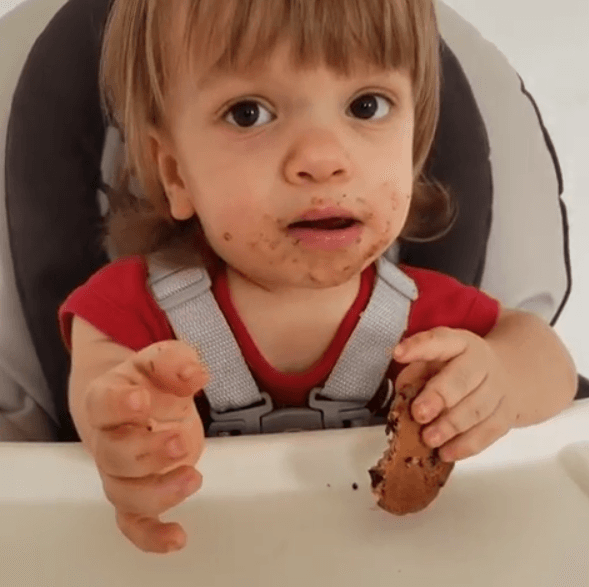 Uno de los bocadillos que más le gusta a Sebastián son las galletas que disfruta compartir con su papá.