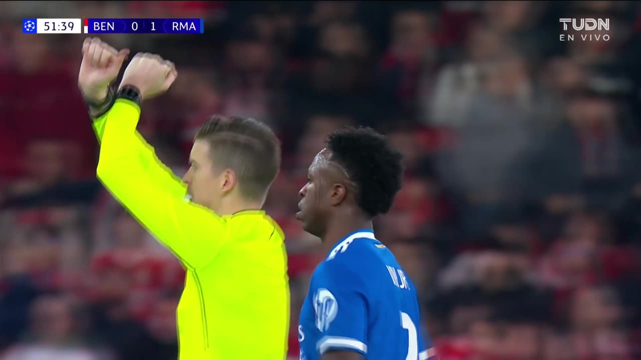 ¡Se activa el protocolo por insultos racistas contra Vinicius y se suspende el partido!