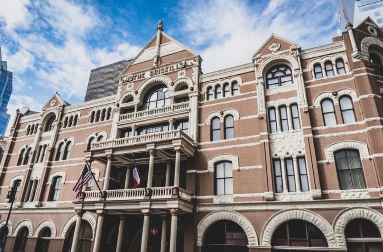 Ubicado justo en el medio del centro de la calle 6, The Driskill Hotel es uno de los lugares más emblemáticos de todo Austin. Construido por el coronel Jesse Driskill, el hotel cuenta con 189 habitaciones y suites.