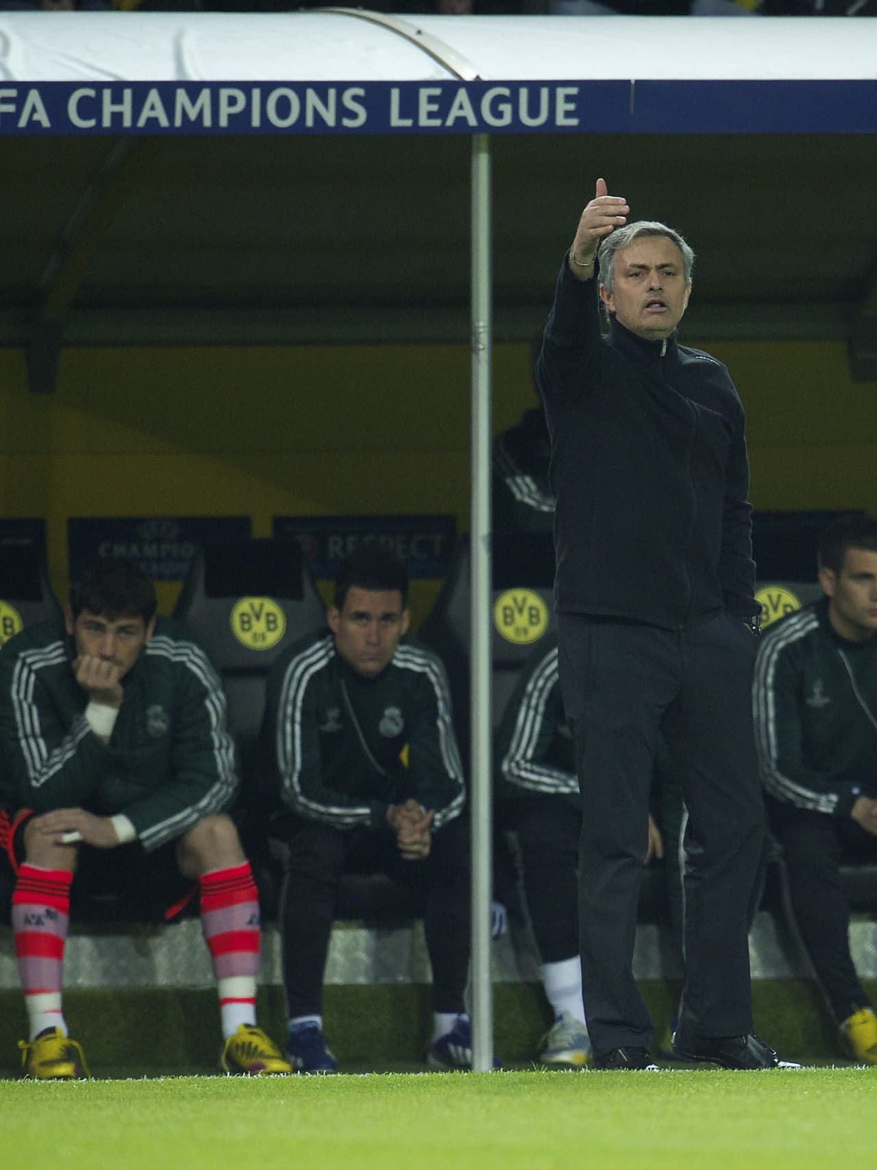 Sin embargo, la relación Casillas-Mourinho entró en detrimento y con eso el puesto del arquero en la titular. Por primera vez se veía al capitán campeón del mundo en la banca, mientras el equipo no andaba del todo bien.