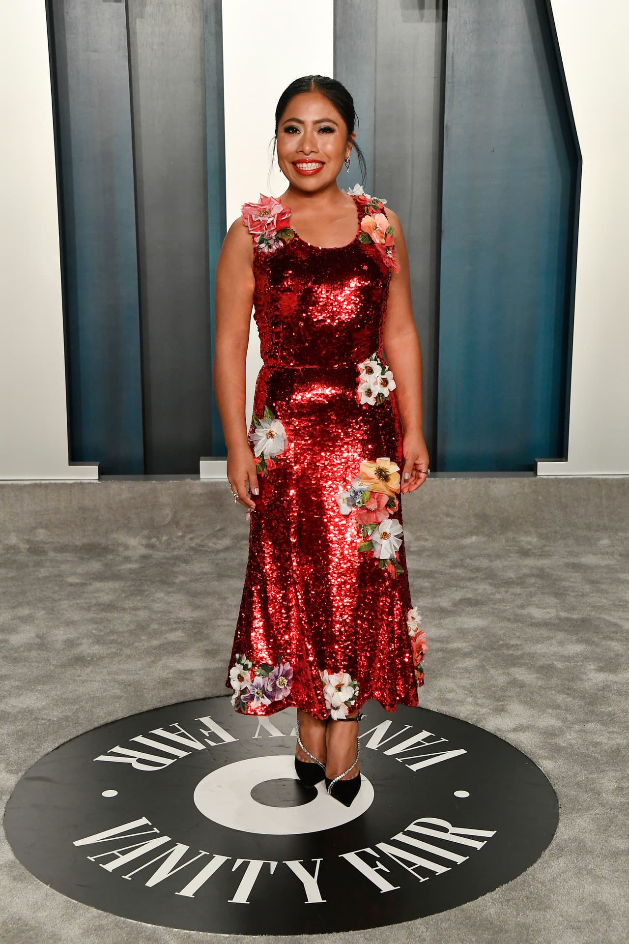 <b>#13</b>
<br>En el after party de los Oscar de 2020 organizado por Vanity Fair, Yali también apostó por el rojo. En este caso, la actriz brilló, literalmente, con un diseño de lentejuelas de la exclusiva firma Dolce & Gabbana.
