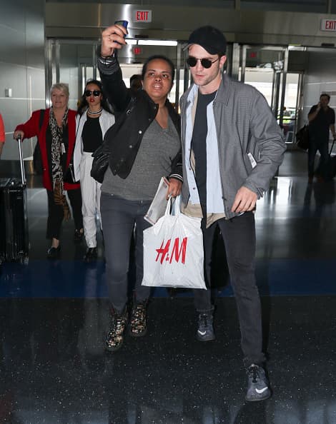 Robert Pattinson trata de evitar lluvia de 'selfies' en el aeropuerto de NY
