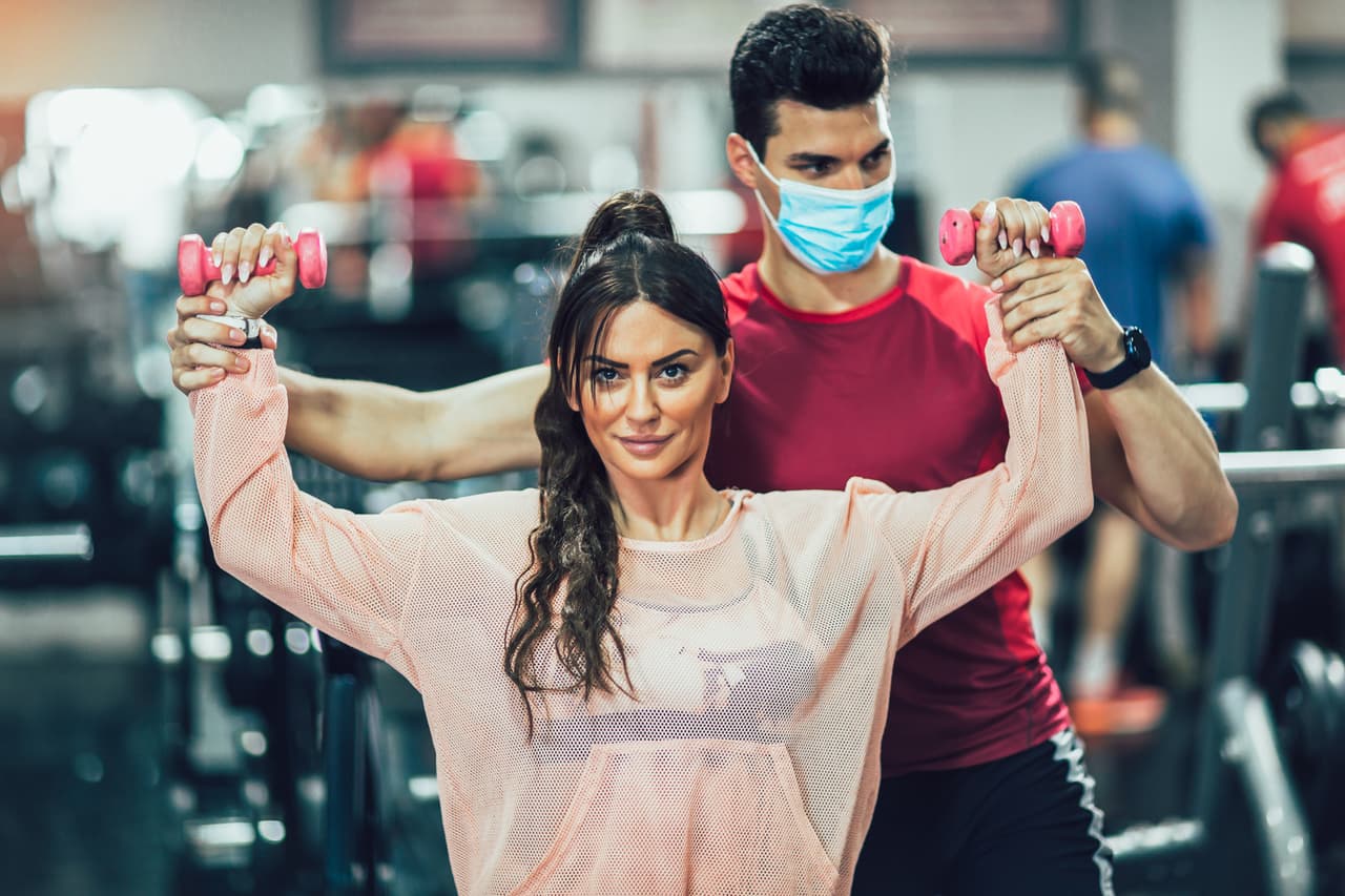 <b>Trabajador de recreación y acondicionamiento físico</b>. 
<br>
<br>Salario promedio anual: 30,490 dólares.
<br>
<br>Crecimiento esperado de este empleo para 2029: 12.5%.
<br>
<br>Básicamente ayudan a las personas a hacer ejercicio y son empleados en gimnasios, campamentos de verano, parques o cruceros. 
<br>
<br>Para tener posiciones gerenciales en este campo se puede necesitar un título universitario, pero la mayoría de estos empleados reciben capacitación en al trabajar.
<br>