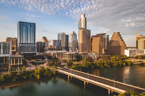 <b>Austin, Texas</b> 
<br>Ocupó el primer lugar en el análisis de todos los factores. 
<br>
<br>La capital de Texas 
<a href="https://www.univision.com/local/austin-kakw/austin-entre-las-20-ciudades-mas-saludables-para-vivir-en-estados-unidos">ocupó el primer lugar</a> en bienestar económico, que tuvo en cuenta factores como el crecimiento de la población y los ingresos, la desigualdad de ingresos, las tasas de bancarrota y la calificación crediticia media, según el informe. 
<br>
<br>Austin tiene una población de 964,254, pero podría llegar a un millón este año según demógrafos.