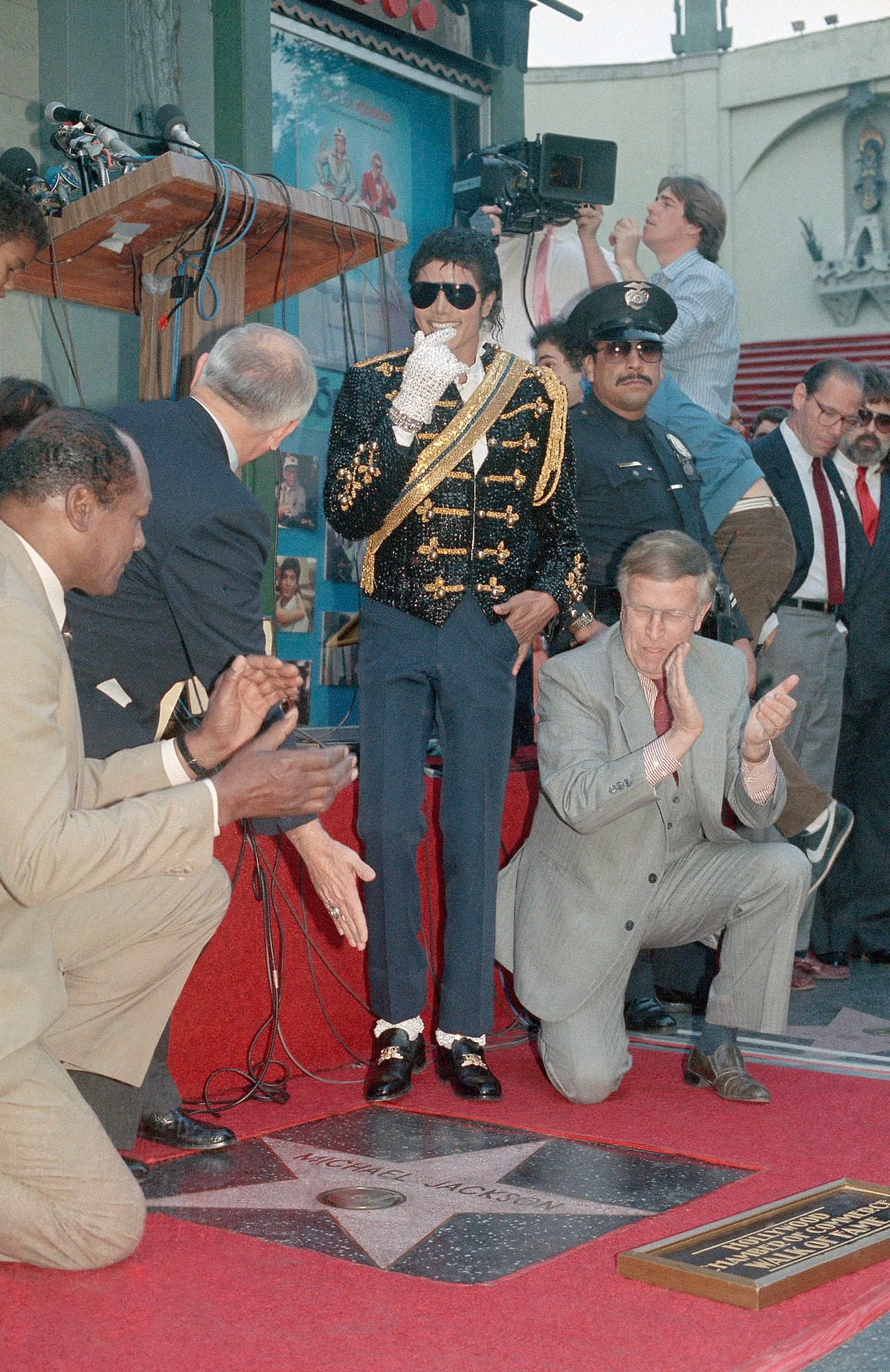 Jackson se convirtió en la primera celebridad en tener dos estrellas en la misma categoría en el Paseo.