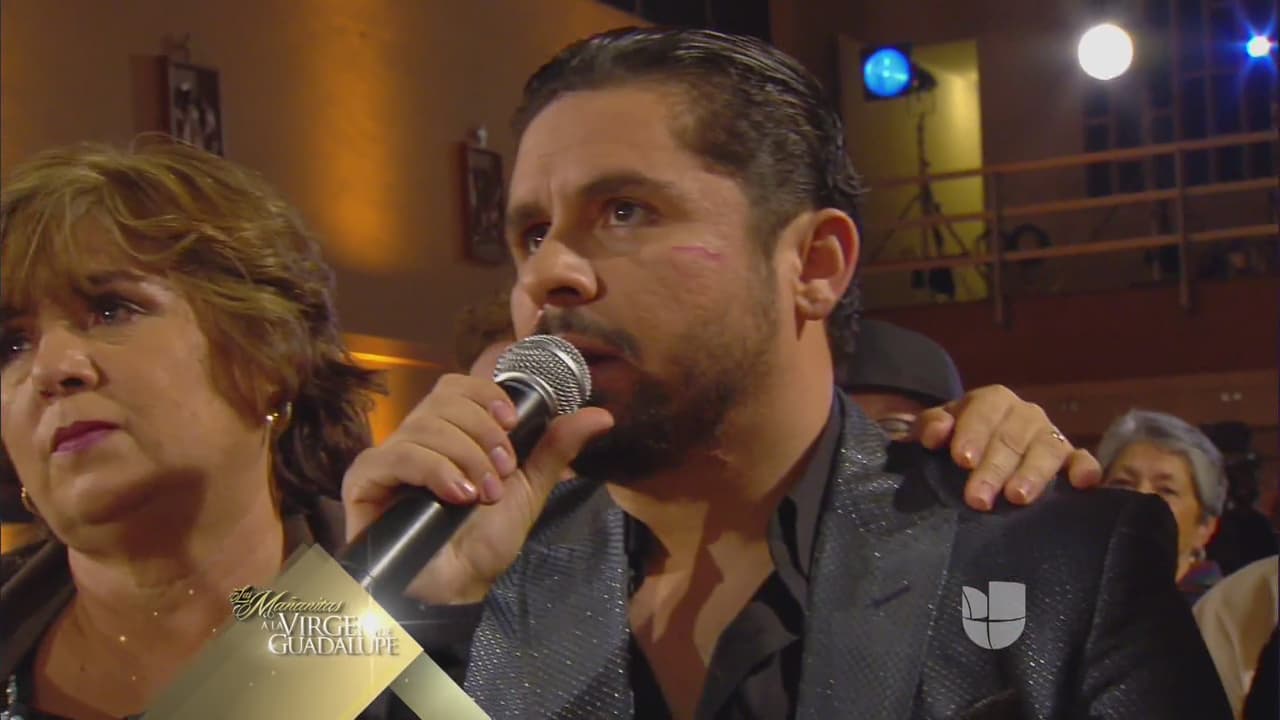 "... Esta canción te la dedico a ti mamá y también a ti Kenia, gracias a las dos, ustedes saben cuánto las amo", dijo el músico antes de interpretar 'Gracias Mamá'.