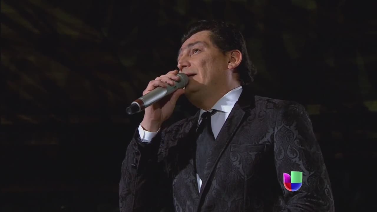 José Mmanuel Figueroa, muy agradecido, se acercó al altar para rendirle tributo con su voz.