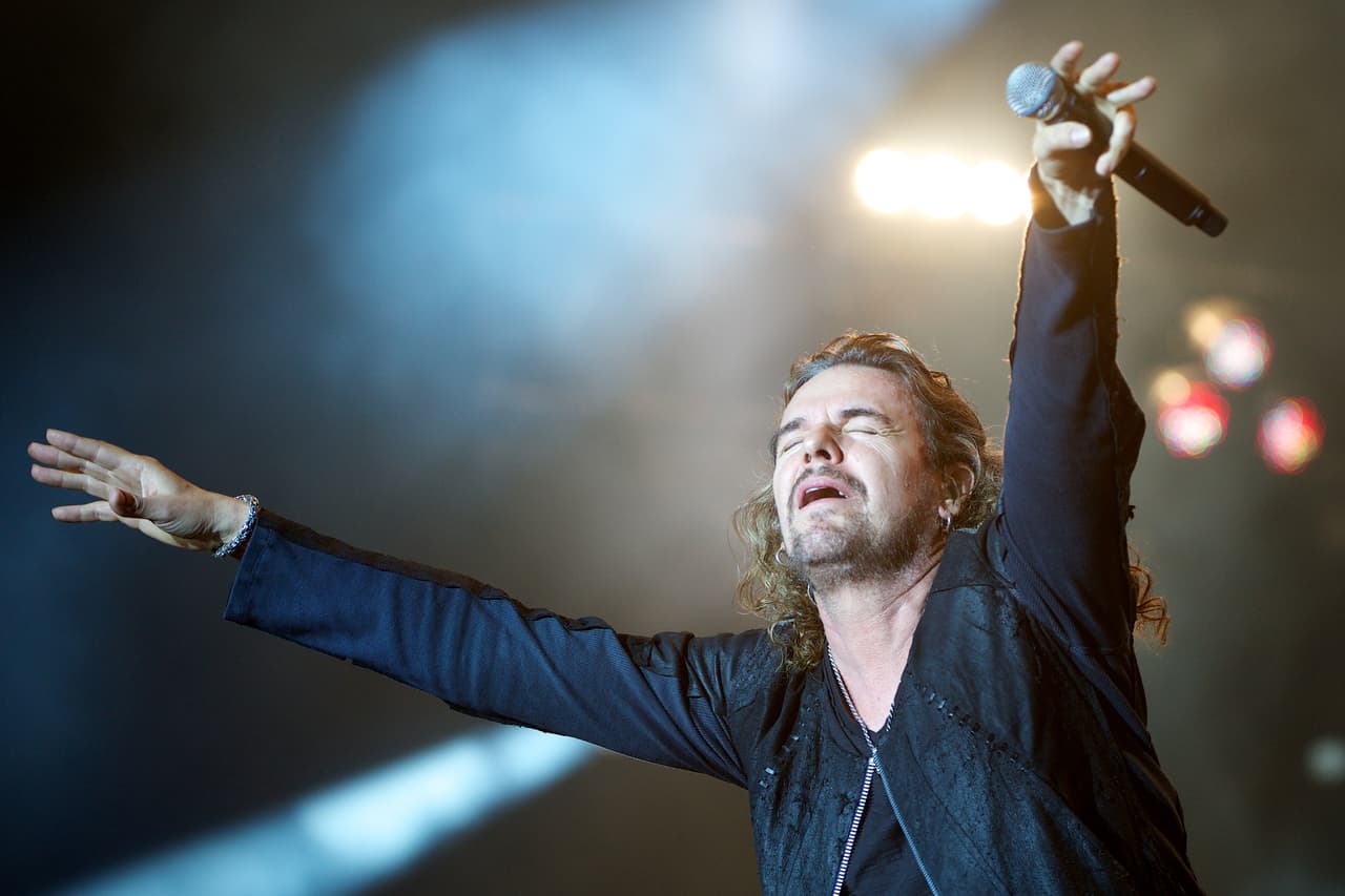 En el 2000, Maná recibe el premio de Mejor Artista Latino en los Blockbuster Awards.