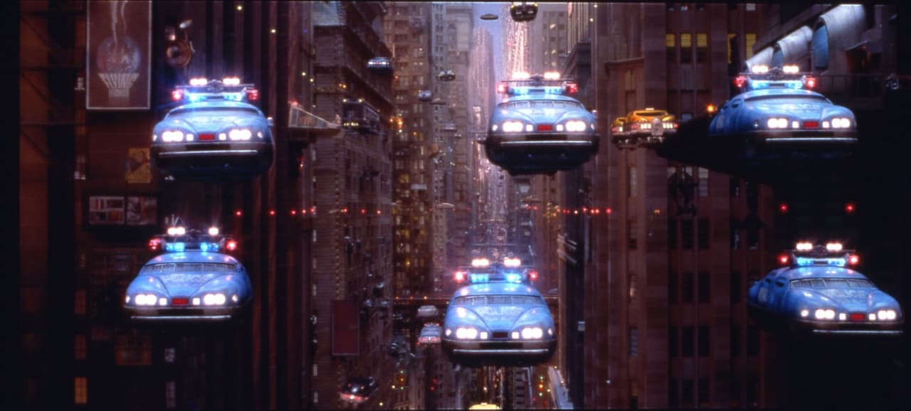 En
<i>The Fifth Element </i>(1997) todos los automóviles vuelan y forman un cielo muy congestionado. El chofer de taxi y renuente héroe del film Korben Dallas protagoniza varias escenas escalofriantes a bordo de su
<b>taxi volador </b>al cual se le puede ver en la imagen detrás de un escuadrón de patrullas policiales voladoras.