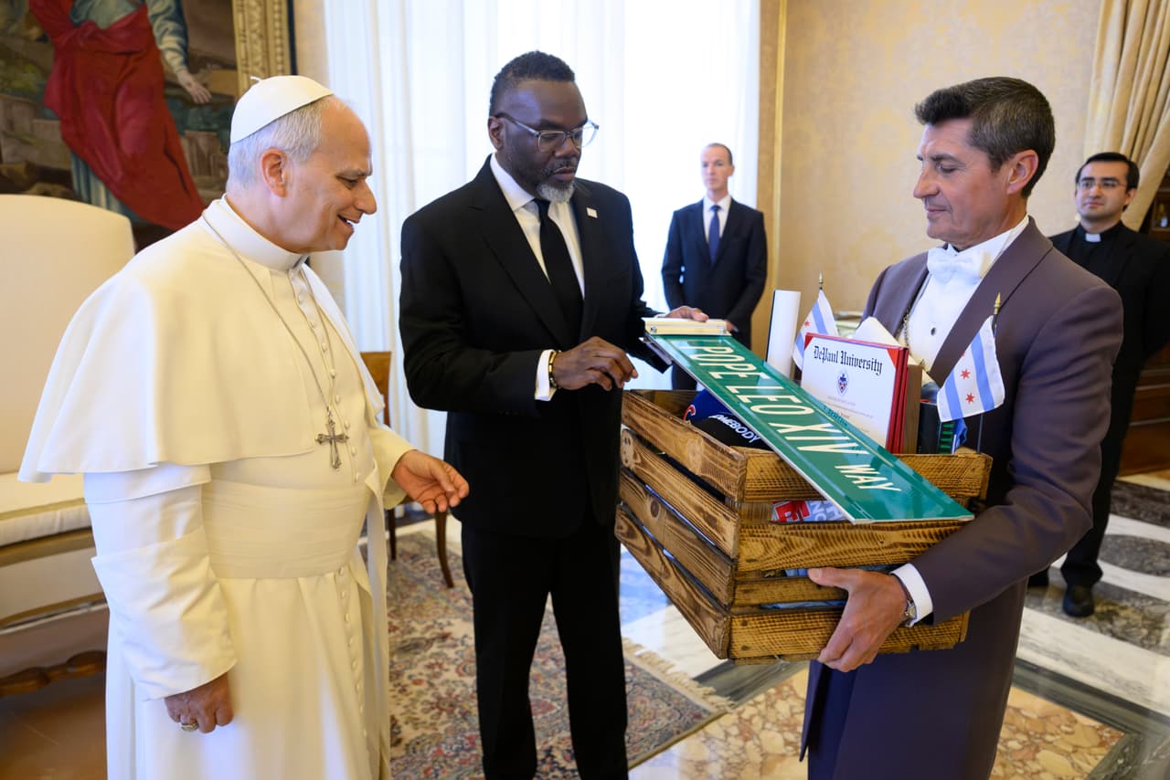 Johnson llevó al Vaticano una caja llena de regalos representativos de Chicago para el Papa León XIV. Entre ellos destacaron una llave de la ciudad, una gorra de los White Sox con la bandera italiana, una camiseta de los Cubs y productos típicos de la ciudad como giardiniera de J.P. Graziano y miel producida en el techo del Chicago Cultural Center.