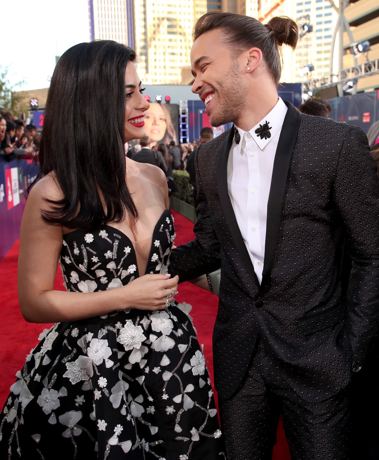 El cantante iba a conocer a otra chica, pero quedó flechado por Emeraude.