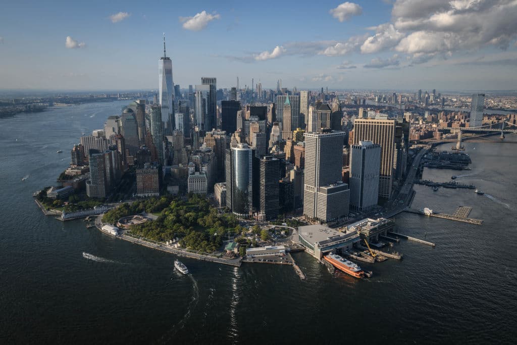 <b>Nueva York, </b>la ciudad con mayor cantidad de población de EEUU, está en hundimiento en al menos el 20% de su área urbana. La tasa promedio por área es superior a 2 mm por año. 
<br>
<br>La subsidencia (el hundimiento del terreno) en Nueva York se debe a múltiples factores: el 
<b>ajuste isostático glacial (GIA, por sus siglas en inglés)</b>, que es un movimiento del terreno causado naturalmente, sumado a las actividades humanas, 
<b>como la extracción de agua subterránea y el peso de las infraestructuras.</b>
<br>
<br>El estudio ha identificado puntos críticos de hundimiento rápido (más de 5 mm por año) en áreas como el Aeropuerto LaGuardia.