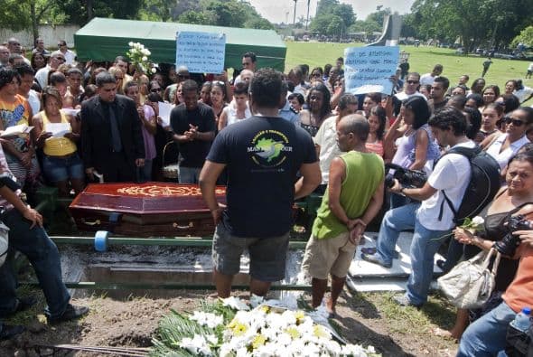 Los primeros entierros de las víctimas del asesino que el jueves mató a 12 niños y adolescentes en una escuela de Rio de Janeiro antes de suicidarse, se realizan este viernes en esta ciudad, todavía conmovida por un ataque sin precedentes en América Latina.