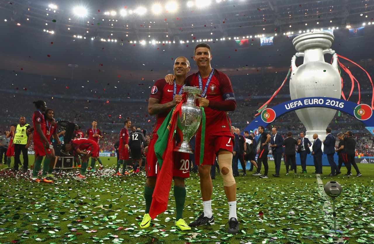 Finalmente en la EURO 2016, en Francia, Portugal tuvo un éxito tras varios fracasos continentales. De la mano de Cristiano superaron a los locales en la final. La suerte al fin sonrío a Ronaldo.