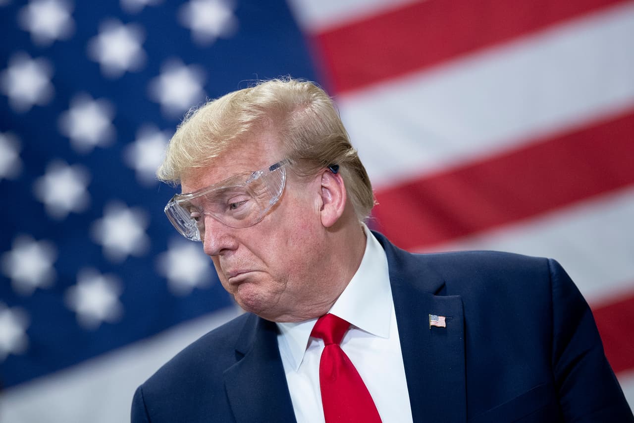 El presidente Donald Trump llegó este martes a Phoenix para visitar la planta Honeywell, una empresa multinacional dedicada a la construcción de motores para aviones que dio un giro a su producción para elaborar máscaras N-95 que necesita el personal médico y de primera línea en medio de la pandemia del coronavirus.