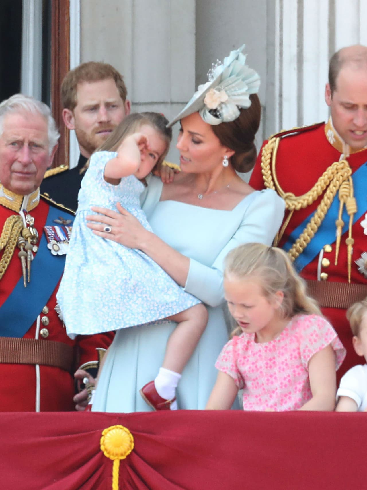 En dicho evento, la duquesa de Cambridge optó por un vestido de la casa Alexander McQueen, que coordinó con la prenda floreada del mismo tono de la princesa.