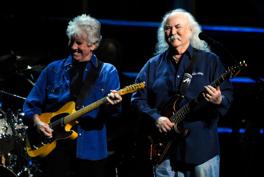 David Crosby (a la derecha) en un escenario junto a su compañero Graham Nash.